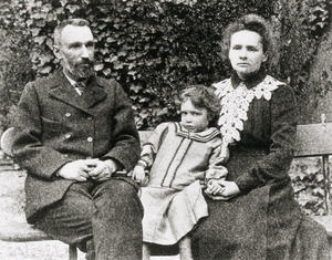 alt: Manželé Curiovi s dcerou Irene. Zdroj Wikimedia Commons, Eve Curie: Madame Curie, str. 259, autor neznámý, veřejné dílo.