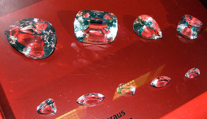 alt: Kopie devíti hlavních kamenů vybroušených z Cullinanu, největšího dosud nalezeného surového diamantu. Zdroj Wikimedia Commons, autor Chris 73, licence Creative Commons Attribution-Share Alike 3.0 Unported.