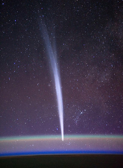 alt: Kometa Lovejoy s nápadným ohonem. Snímek byl pořízen z paluby Mezinárodní vesmírné stanice v prosinci 2011. Zdroj Wikimedia Commons, autor NASA/Dan Burbank, volné dílo / public domain.