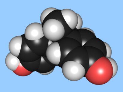 alt: Model molekuly bisfenolu A. Černé kuličky znázorňují atomy uhlíku, světle šedé vodíku a červené kyslíku. Bisfenol A se používá při výrobě některých plastů. V lidském těle ovšem napodobuje účinky ženského pohlavního hormonu estrogenu. Zdroj Wikimedia Commons, autor Edgar181, úpravy Jan Kolář, volné dílo / Public Domain.