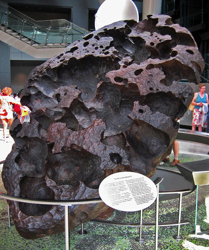 alt: Meteorit Willamette byl nalezen na severozápadě USA. Tvoří ho především železo (91 %) a nikl (7,62 %). Váží zhruba 14 tun, což z něj dělá největší meteorit objevený v Severní Americe. Zdroj Wikimedia Commons, autor User:Dante Alighieri, úpravy Jan Kolář, licence CC BY-SA 3.0.