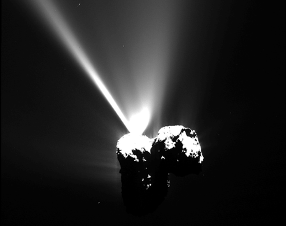 alt: Silný výtrysk plynů v době několik hodin před průchodem komety periheliem. Zdroj European Space Agency, kredit a © ESA/Rosetta/MPS for OSIRIS Team MPS/UPD/LAM/IAA/SSO/INTA/UPM/DASP/IDA, ořez Jan Kolář.