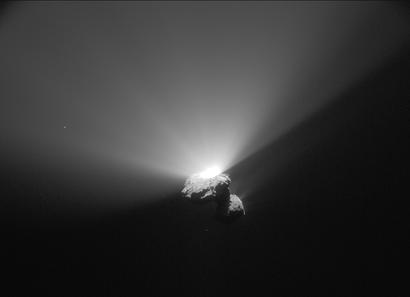 alt: Snímek z 22. srpna 2015, devět dní po průchodu komety periheliem (bodem oběžné dráhy, který je nejblíž Slunci). Jasně je vidět zvýšená aktivita tělesa včetně výrazného plynového výtrysku. Zdroj European Space Agency, kredit ESA/Rosetta/NavCam, ořez Jan Kolář, licence CC BY-SA IGO 3.0.