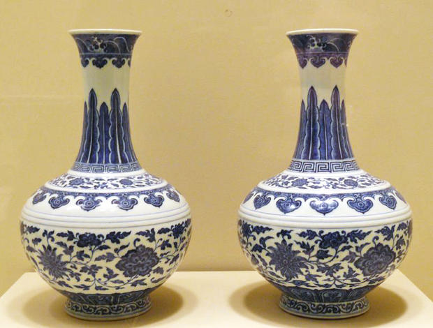 alt: Sloučeniny kobaltu se používají rovněž ke zdobení keramiky. Čínské vázy z období dynastie Čching, 18. století. Zdroj Wikimedia Commons, autor Trish Mayo, úpravy Jan Kolář, licence CC BY 2.5.