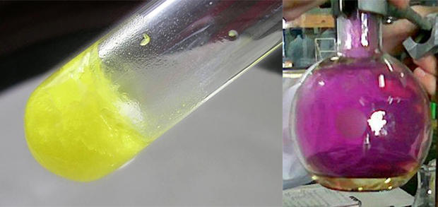 alt: Halogeny jsou velmi barevné. *Vlevo* pevný chlor při teplotě −150 °C, *vpravo* páry jodu v uzavřené baňce. Zdroj Wikimedia Commons, autoři Alexander C. Wimmer (chlor) a Matias Molnar (jod), úpravy Jan Kolář, licence CC BY-SA 3.0 AT (chlor) a CC BY-SA 3.0 (jod).