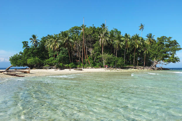 alt: Papua-Nová Guinea je pověstná mimo jiné krásným pobřežím s ostrůvky a nádhernými korálovými útesy. Ne nadarmo se právě v těchto místech natáčel film o Robinsonu Crusoeovi. Foto: Jaroslav Kukla.