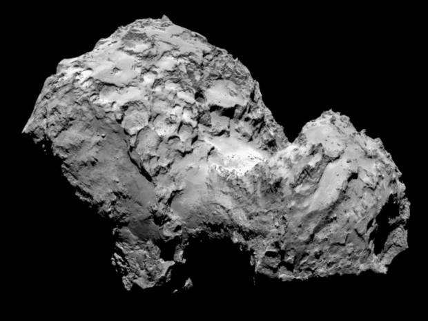 alt: Ikonický snímek komety Čurjumov–Gerasimenko zachycený sondou Rosetta 3. srpna 2014, tři dny před jejím navedením na oběžnou dráhu kolem komety. Zdroj European Space Agency, kredit a © ESA/Rosetta/MPS for OSIRIS Team MPS/UPD/LAM/IAA/SSO/INTA/UPM/DASP/IDA.
