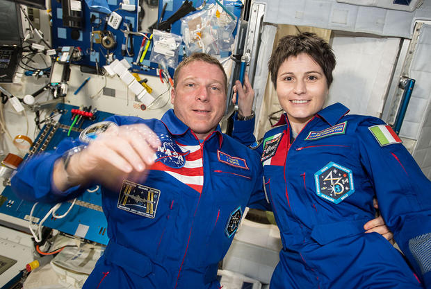 alt: Americký astronaut Terry Virts a Samantha Cristoforetti na palubě ISS. Zdroj Wikimedia Commons / NASA, volné dílo / Public Domain.