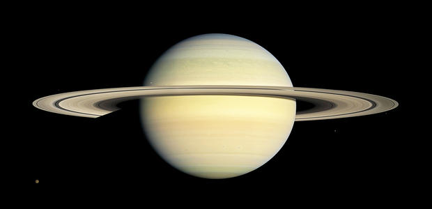 alt: Saturnovy prstence všichni dobře známe. Vědci však zatím nevědí, kdy a jak vlastně vznikly. Tento obrázek planety s prstenci a několika měsíci byl složen ze 30 snímků pořízených sondou Cassini v roce 2008. Zdroj Wikimedia Commons, kredit NASA / JPL / Space Science Institute, volné dílo / Public Domain.