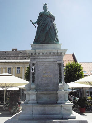 alt: Císařovna Marie Terezie (1717–1780) se zasloužila svým dekretem z roku 1770 o lepší vedení matrik. Pomník panovnice na náměstí Neuer Platz v rakouském městě Klagenfurt. Foto Jan Lehejček.