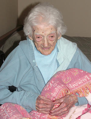 alt: Edna Parker ve věku 114 let. Tato Američanka se dožila 115 let a 220 dnů. Zdroj Wikimedia Commons, autor Douglas Huntley, licence Creative Commons Attribution-ShareAlike 3.0 Unported.