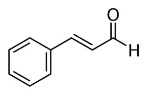 alt: Strukturní vzorec cinnamaldehydu ze skořice. Zdroj Wikimedia Commons, autor Calvero, volné dílo / public domain.