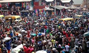 alt: Balogun market v centru Lagosu, zdroj: The Guardian – Obioma (2016)