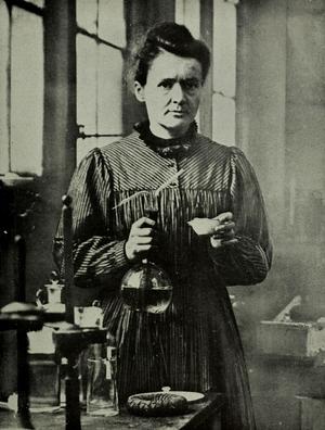 alt: Marie Curie v laboratoři (1921). Zdroj Wikimedia Commons, The World's Work 16, 525, volné dílo. 