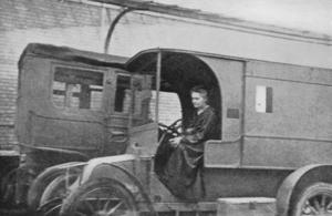 alt: Marie Curie v pojízdné rentgenové laboratoři. Zdroj Wikimedia Commons, Eve Curie: Madame Curie, str. 329, neznámý autor, volné dílo.