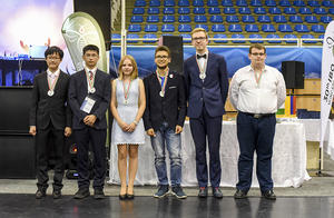 alt: Naše nejúspěšnější soutěžící Anna Hýsková během závěrečného ceremoniálu.