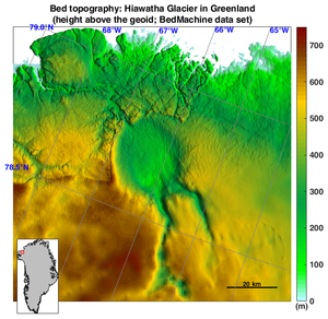 alt: Topografie podloží v oblasti severozápadního Grónska ukazující kruhovitý útvar pod ledovcem Hiawatha. Výška nad úrovní moře v metrech. Přesnost ve výšce 10-20 m.