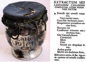alt: Farmaceutická nádoba, ve které byl zkoumaný lék uchován po více než 200 let a původní recept v latině z roku 1729. zdroj: originální článek