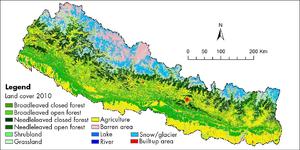 alt: Mapa zobrazující typy porostů a využití krajiny v Nepálu. Zelenou barvou jsou zobrazeny lesní porosty, nejsvětlejší tyrkysovou barvou traviny, světle modrá barva představuje ledovce a oblasti pokryté sněhem. Žlutá barva znázorňuje zemědělské oblasti a červená barva značí zastavěnou krajinu. zdroj: Wikipedia, autor: Uddinkabir