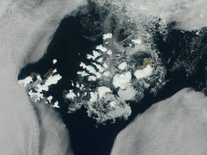 alt: Staeltiní snímek souostroví, srpen 2011. zdroj NASA