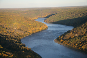alt: Řeka Athabasca - jižně od Fort McMurray, Alberta. Zdroj: Flickr.com. Foto David Dodge.