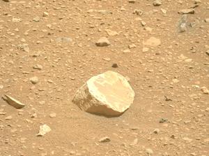 alt: Světle zbarvený balvan, obsahující kaolinit, byl na dno kráteru Jezero dost možná dopraven vodou. V lednu 2023 ho zachytila kamera roveru Perseverance. Zdroj NASA/JPL-Caltech/ASU