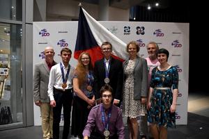 alt: Český tým po závěrečné ceremonii. Stojící zleva: Antonín Reiter, Jakub Krutina, Zuzana Tichá, Michal Staněk, Lenka Libusová, Jan Černý a Kateřina Bezányiová. Dolní řada: Jan Beránek. 