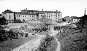 alt: Skleníky horní, německé části zahrady zasáhly v únoru 1945 americké bomby. Po spojení zahrady o pár měsíců později již nebyly obnoveny. Foto kol. roku 1905. Zdroj Archiv Hl. města Prahy
