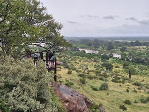 alt: Národní park Mapungubwe není fascinující jen svou rozmanitou přírodou v dramatické skalnaté krajině, ale skrývá v sobě i hluboký kulturní odkaz.