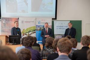 alt: Zahájení Geografické olympiády.