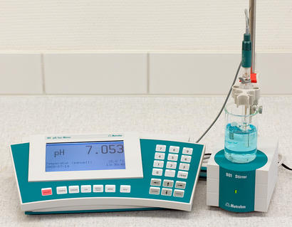 alt: pH metr, přístroj pro měření pH. Zdroj Wikimedia Commons, autor Datamax.