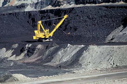 alt: Uhelný důl v USA (stát Wyoming). Zdroj http://www.wy.blm.gov/minerals/coal/.