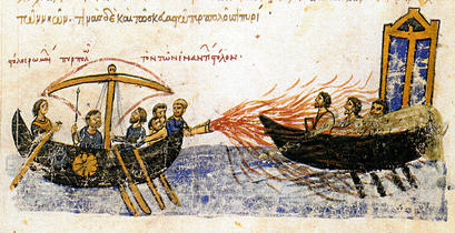 alt: Použití řeckého ohně při námořní bitvě. Knižní ilustrace ze 12. století, pocházející z rukopisné byzantské kroniky. Zdroj: Wikimedia Commons.