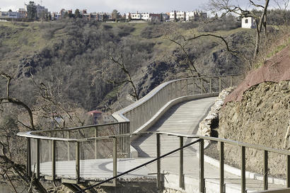 alt: Zakázanka nabídne také výhledy na okolní přírodu a údolí Vltavy. Foto Tomáš Adamec, Zoo Praha.