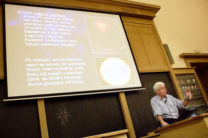 alt: Takhle skončí naše Slunce, vysvětloval doktor Grygar na přednášce „Chemické dogma vesmíru“. Foto Radek Lüftner.