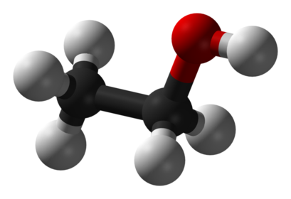 alt: Molekula ethylalkoholu. Atomy uhlíku černě, vodíku bíle, kyslíku červeně. Zdroj Wikimedia Commons, autor Benjah-bmm27, volné dílo / public domain.