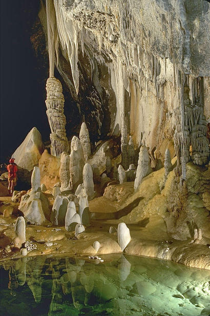 alt: Ilustrační foto: Jeskyně Lechuguilla v USA. Zdroj Wikimedia Commons, autor Dave Bunnell, licence Creative Commons Attribution-Share Alike 2.5 Generic.