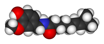 alt: Vzorec a model molekuly kapsaicinu. Zdroj Wikimedia Commons, autoři Arrowsmaster a Benjah-bmm27, volné dílo / public domain.