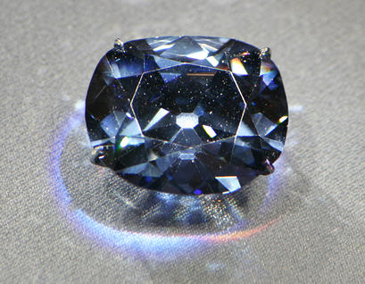 alt: Diamant Hope je nyní ve sbírkách National Museum of Natural History v USA. Zdroj Wikimedia Commons, autor 350z33, licence Creative Commons Attribution-Share Alike 3.0 Unported.