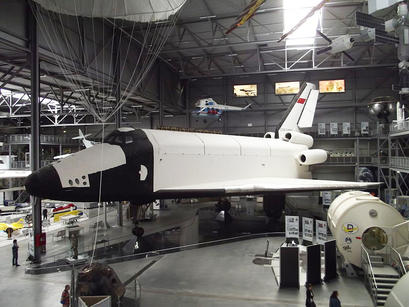 alt: Buran – sovětská odpověď na americký raketoplán Space Shuttle. Nyní zlatý hřeb expozice ve Speyeru. Zdroj Wikimedia Commons, autor Saliven, licence Creative Commons Uveďte autora-Zachovejte licenci 3.0 Unported.