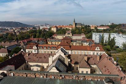 alt: Kampus Albertov, sídlo Přírodovědecké fakulty UK, se nachází v samém centru Prahy. Je tedy velmi dobře dostupný městskou dopravou i autem. Foto: Petr Jan Juračka.