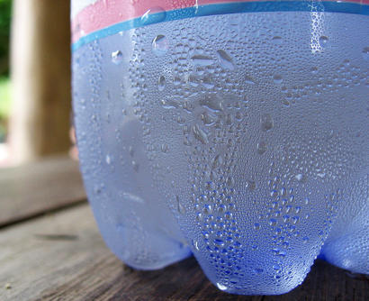 alt: Vodní pára ze vzduchu kondenzuje na povrchu vychlazené lahve, protože teplota lahve je nižší než teplota v místnosti. Zdroj Wikimedia Commons, autor acdx, licence Creative Commons Attribution-Share Alike 3.0 Unported.