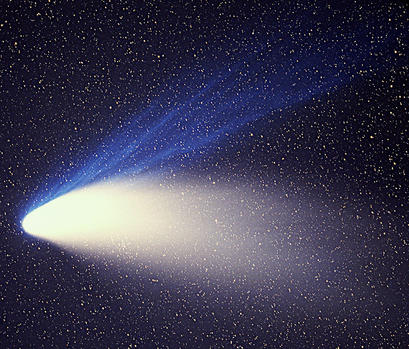 alt: Kometa Hale-Bopp na snímku ze 4. dubna 1997. Zdroj Wikimedia Commons, autoři E. Kolmhofer a H. Raab (Johannes-Kepler-Observatory, Linz, Rakousko, www.sternwarte.at). Licence Creative Commons Attribution-Share Alike 3.0 Unported.