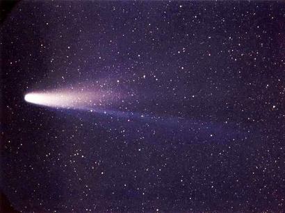 alt: Výpočty založené na Newtonových zákonech umožňují popsat dráhy komet a předpovědět čas jejich návratu ke Slunci. Halleyova kometa byla v 18. století vůbec první, u níž se to vědcům podařilo. Zde ji vidíte na snímku z roku 1986. Zdroj Wikimedia Commons, autor NASA/ W. Liller, volné dílo / public domain.