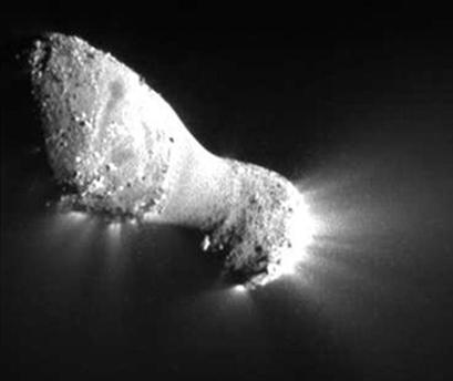 alt: Jádro komety Hartley 2 vyfotografované sondou EPOXI v roce 2010. Zdroj Wikimedia Commons, autor NASA/JPL-Caltech/UMD. Volné dílo / public domain.