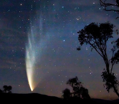 alt: V roce 2007 ozdobila oblohu mimořádně jasná kometa McNaught. Bohužel pro nás byla dobře pozorovatelná jen z jižní polokoule. Zdroj Wikimedia Commons, autor Soerfm, licence Creative Commons Attribution-Share Alike 3.0 Unported.