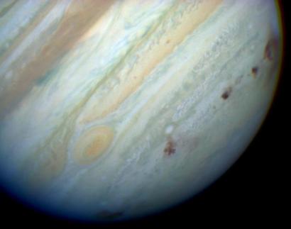 alt: Úlomky komety Shoemaker-Levy 9 explodovaly při průletu atmosférou Jupiteru a vytvořily v ní obrovské červenohnědé skvrny. Zdroj Wikimedia Commons, autoři Hubble Space Telescope Comet Team a NASA, volné dílo / public domain.