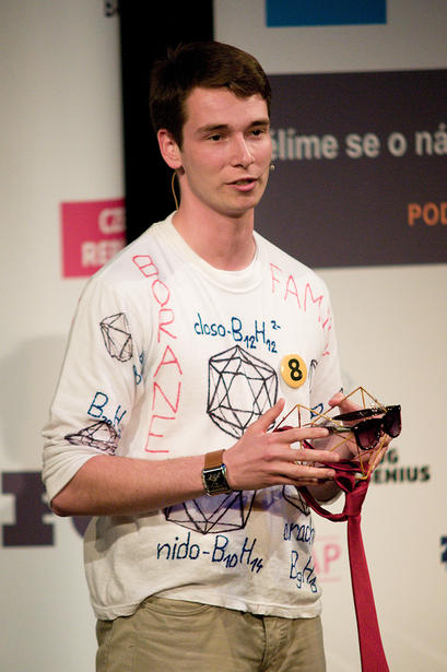 alt: Jiří Dolanský, který studuje sloučeniny boru, zvítězil v loňském národním finále. Foto Marian Vacek, FameLab ČR.