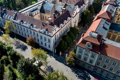 alt: Budovy chemické, geologické a geografické sekce naší fakulty. Foto Petr Jan Juračka.