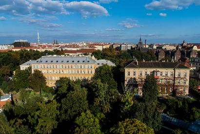 alt: Budovy biologické sekce fakulty. Foto Petr Jan Juračka.